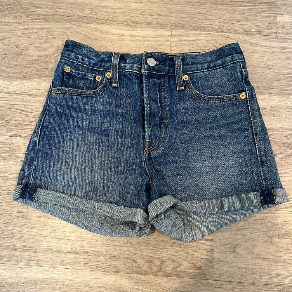 LEVIS DENIM SHORTS SIZE 26